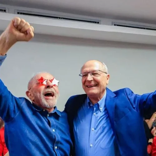 Lula é reeleito presidente do Brasil com mais de 64 milhões de votos.