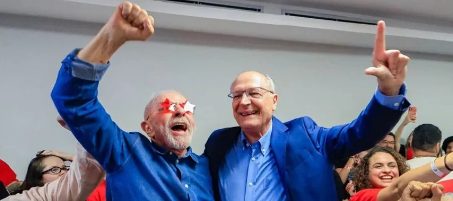 Lula é reeleito presidente do Brasil com mais de 64 milhões de votos.