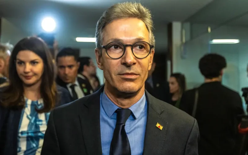 Aliado pressiona e estratégia eleitoral do PL ganha novo capítulo ao defender Zema como vice na chapa de Flávio Bolsonaro.