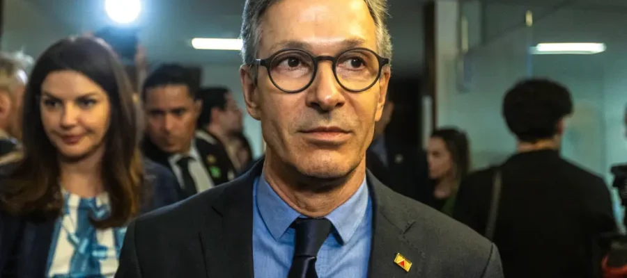 Aliado pressiona e estratégia eleitoral do PL ganha novo capítulo ao defender Zema como vice na chapa de Flávio Bolsonaro.