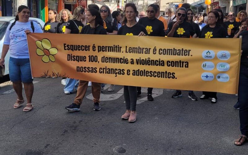 Prefeitura realiza caminhada em alusão ao Dia Nacional de Combate ao Abuso e à Exploração Sexual de Crianças e Adolescentes.
