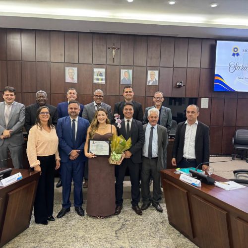 Câmara Municipal entrega Moção de Aplausos à influenciadora digital Sara de Sales.