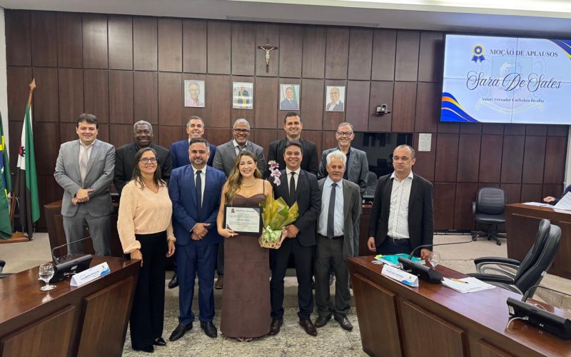Câmara Municipal entrega Moção de Aplausos à influenciadora digital Sara de Sales.