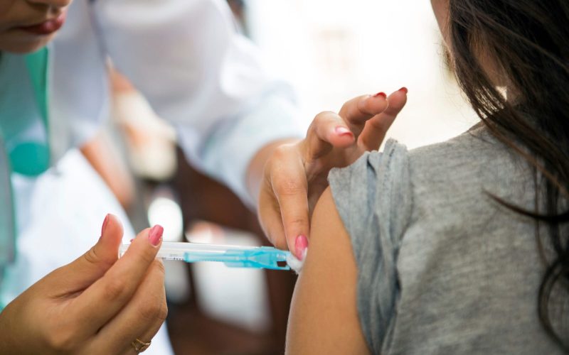 João Monlevade vacina crianças e adolescentes contra a dengue.