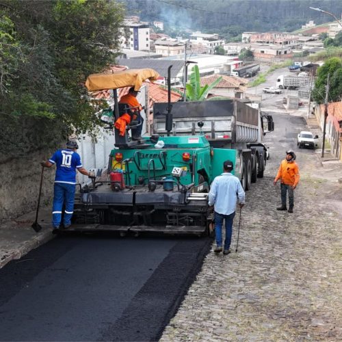 Prefeitura de João Monlevade avança nas obras de asfaltamento no bairro Loanda.