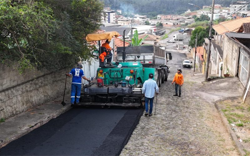 Prefeitura de João Monlevade avança nas obras de asfaltamento no bairro Loanda.