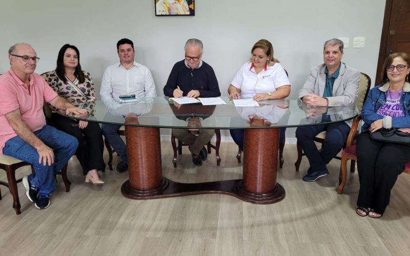 Prefeitura de João Monlevade e Sintramon assinam acordo coletivo.