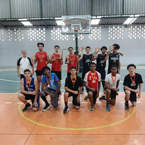 Disputa acirrada na competição de basquete categoria sub-18 no último fim de semana.