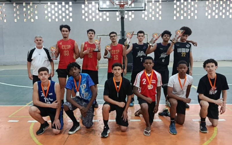 Disputa acirrada na competição de basquete categoria sub-18 no último fim de semana.
