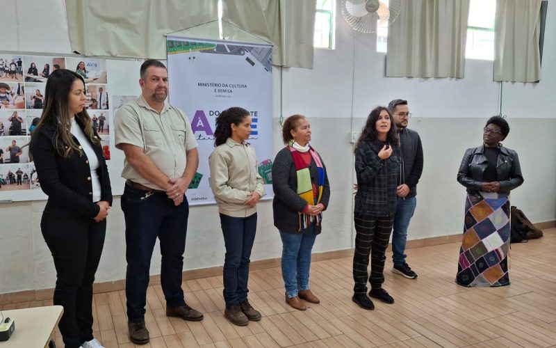 Educação que transformaAlunos do Centro Educacional criam arte e tecnologia a partir do descarte de lixo eletrônico.