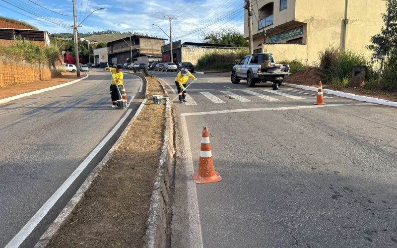Prefeitura intensifica serviços de limpeza urbana em diversos bairros de João Monlevade.