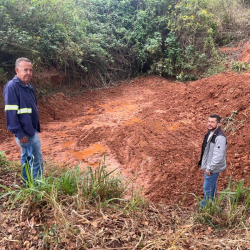 Prefeitura de João Monlevade realiza ações de limpeza e manutenção em bacias de contenção e córregos do município.