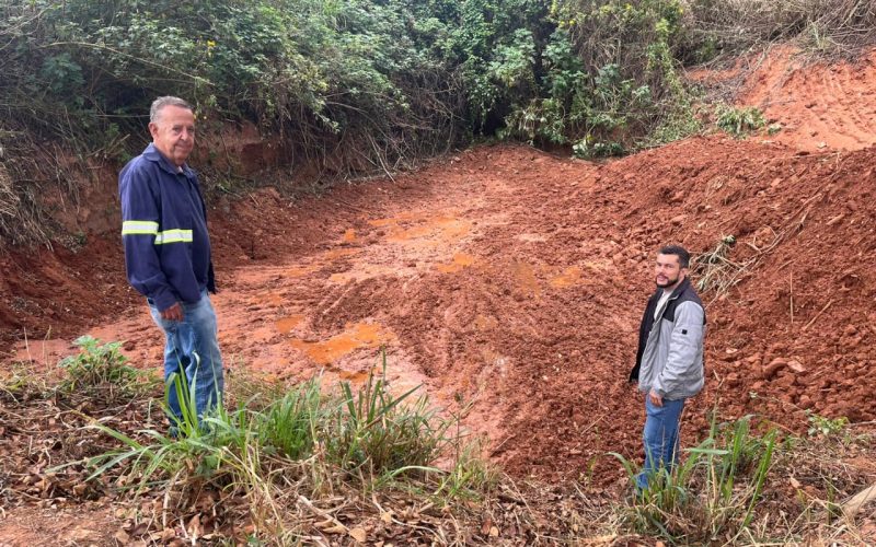 Prefeitura de João Monlevade realiza ações de limpeza e manutenção em bacias de contenção e córregos do município.