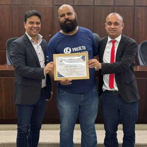 Câmara Municipal entrega Moção de Aplausos a Jailson Antônio Alves por trabalho social com artes marciais.