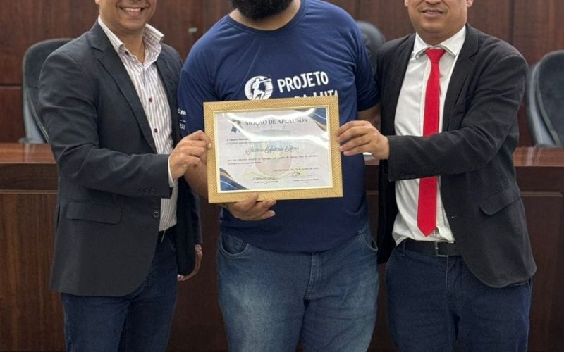 Câmara Municipal entrega Moção de Aplausos a Jailson Antônio Alves por trabalho social com artes marciais.