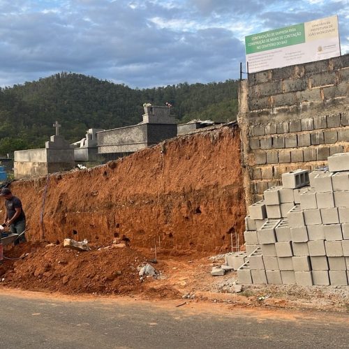 Muro do Cemitério do Baú será concluído antes do Dia de Finados.