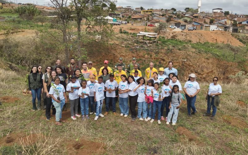 João Monlevade realiza plantio de 300 mudas na nascente do bairro Planalto.