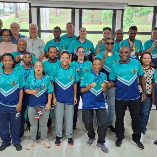 Alunos-atletas da Apae de João Monlevade apresentam conquistas ao prefeito Dr. Laércio Ribeiro.
