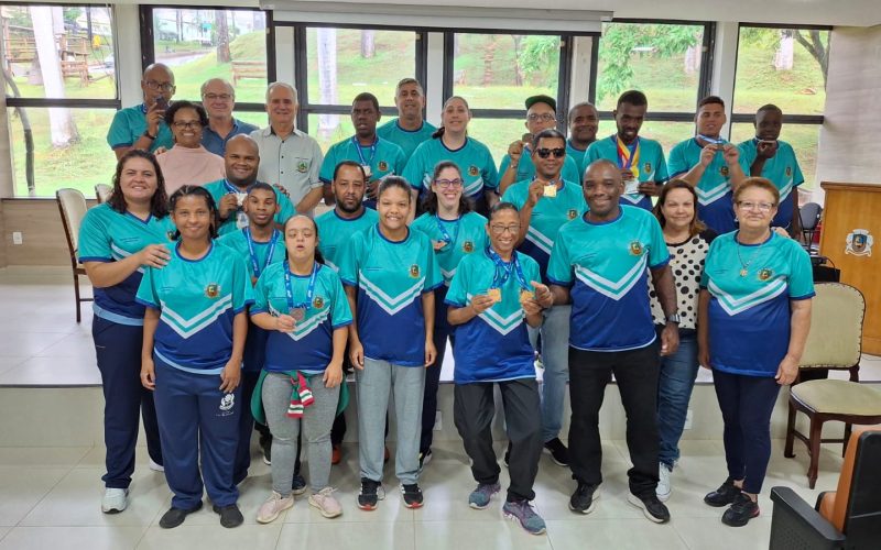 Alunos-atletas da Apae de João Monlevade apresentam conquistas ao prefeito Dr. Laércio Ribeiro.