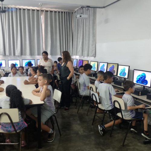 Segue mais uma foto da inauguração do Laboratório de Informática na Escola Promorar.
