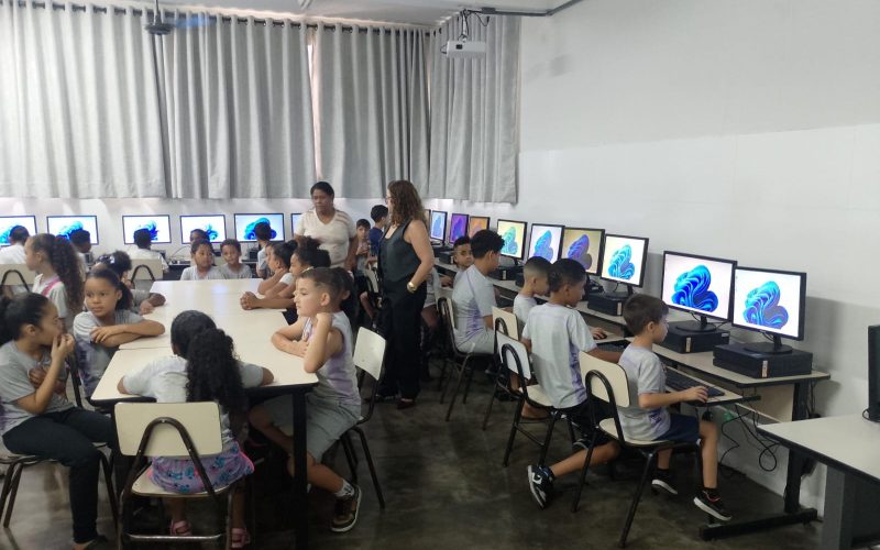 Segue mais uma foto da inauguração do Laboratório de Informática na Escola Promorar.