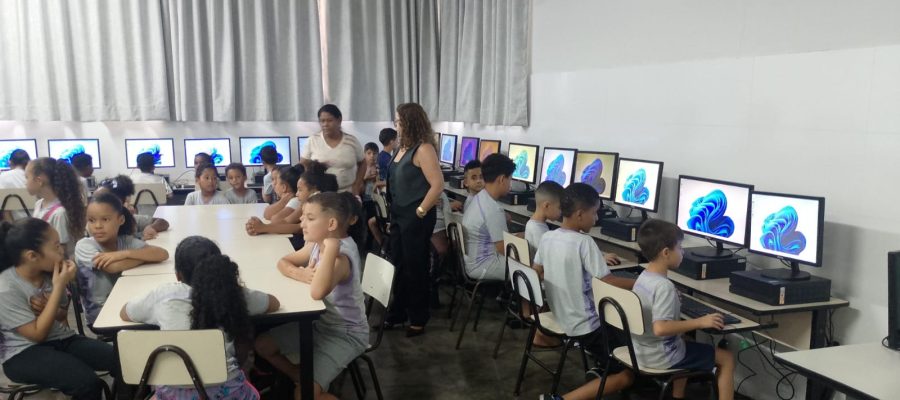 Segue mais uma foto da inauguração do Laboratório de Informática na Escola Promorar.