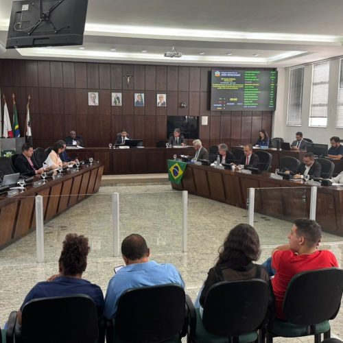 Anteprojeto que sugere equiparação remuneratória para professores contratados é aprovado.