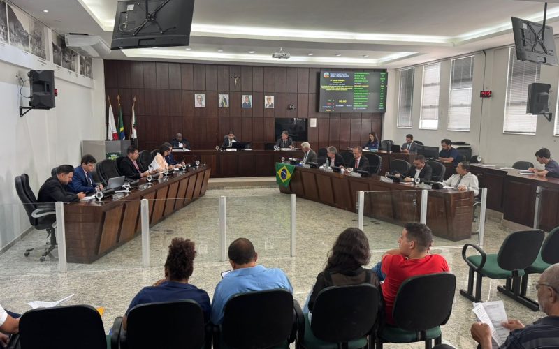 Anteprojeto que sugere equiparação remuneratória para professores contratados é aprovado.