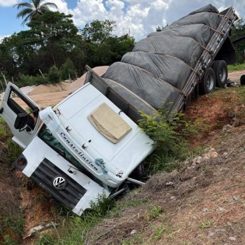 Acidente com carreta é registrado na BR-381, em Bom Jesus do Amparo.
