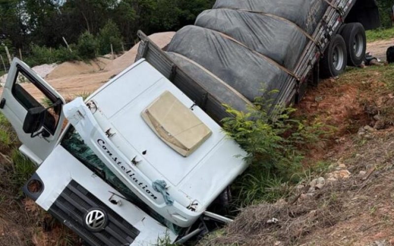 Acidente com carreta é registrado na BR-381, em Bom Jesus do Amparo.