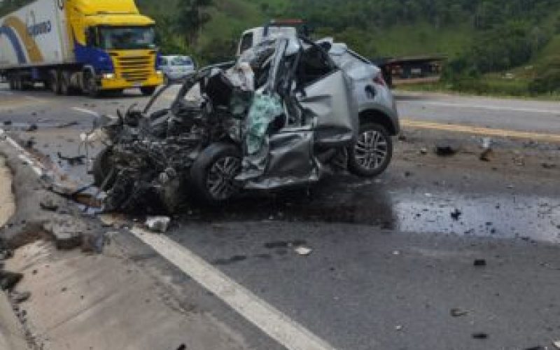 Acidente entre carro e carreta com vítima fatal é registrado na BR-381, em Nova Era MG.