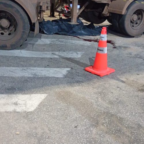Jovem morre após ser atingido por carreta na Avenida Wilson Alvarenga.