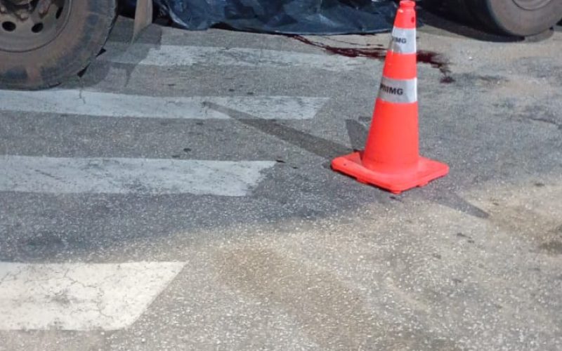 Jovem morre após ser atingido por carreta na Avenida Wilson Alvarenga.