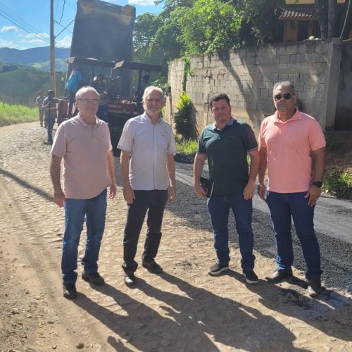 Prefeitura de João Monlevade inicia asfaltamento na principal via do bairro Nova Cachoeirinha.