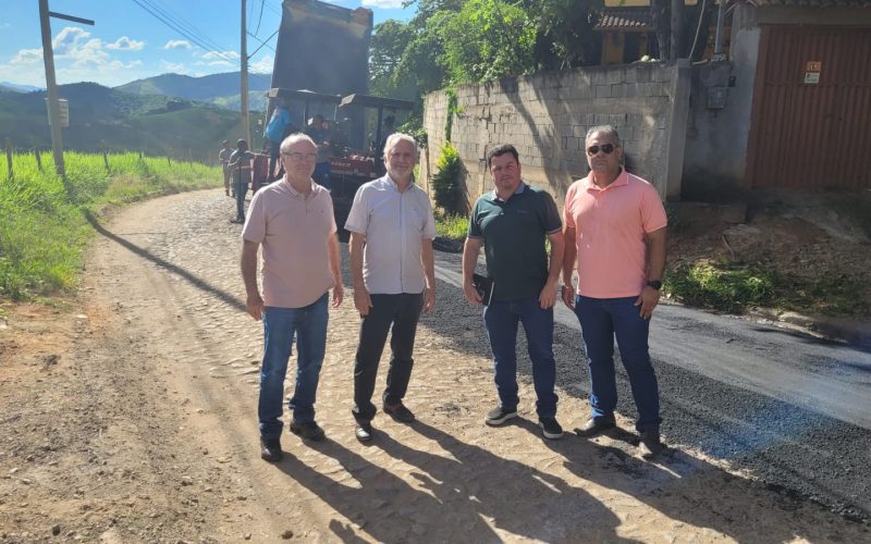 Prefeitura de João Monlevade inicia asfaltamento na principal via do bairro Nova Cachoeirinha.