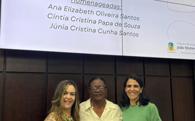 Diploma Mulher Construtora da Democracia é entregue em solenidade especial na Câmara.