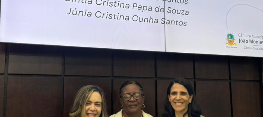 Diploma Mulher Construtora da Democracia é entregue em solenidade especial na Câmara.