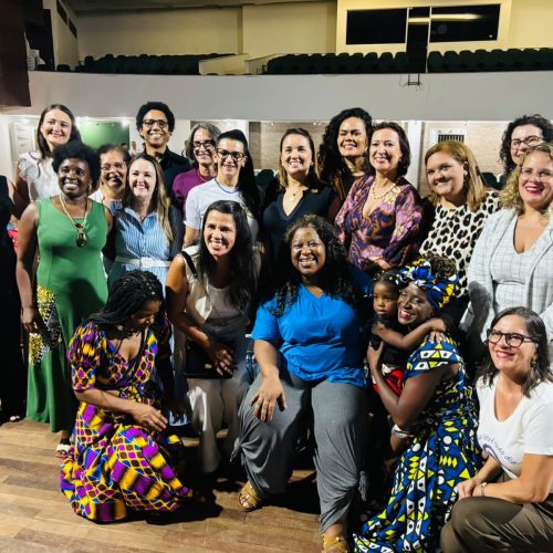 Ministra Macaé Evaristo ministra Aula Magna sobre liderança feminina na educação em João Monlevade.