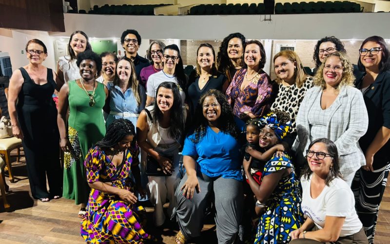 Ministra Macaé Evaristo ministra Aula Magna sobre liderança feminina na educação em João Monlevade.