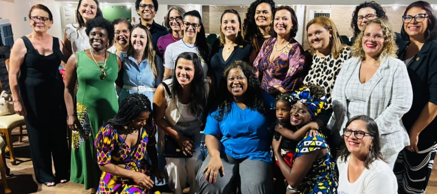 Ministra Macaé Evaristo ministra Aula Magna sobre liderança feminina na educação em João Monlevade.