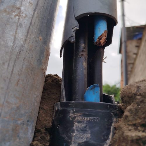 Vandalismo em casa de bombas no bairro Planalto afeta abastecimento de água.