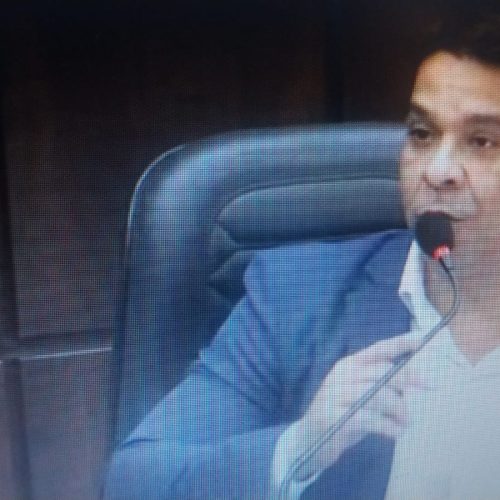 Presidente da Câmara critica possível cobrança de ingressos na Cavalgada 2026 e questiona organização do evento em João Monlevade.