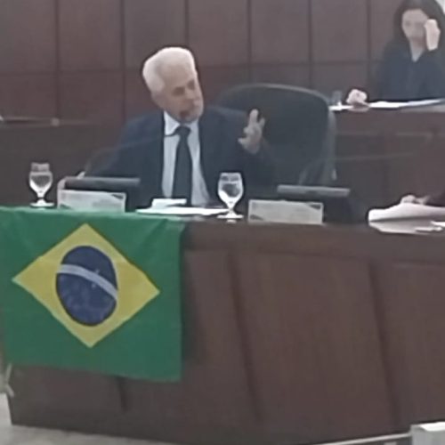 O vereador Sinval Dias destaca trajetória política, critica desigualdade na cobertura da imprensa e parabeniza avanço do curso de Direito da UEMG.