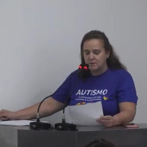 Vice-presidente da ASPAS cobra mais estrutura para crianças autistas durante uso da Tribuna Popular na Câmara de João Monlevade.