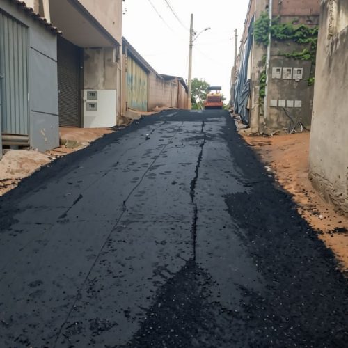Prefeitura de João Monlevade leva pavimentação asfáltica às ruas Monte Sinai e Rio Doce.