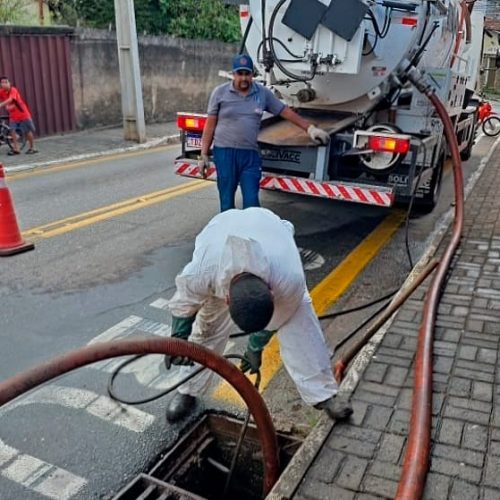 Prefeitura intensifica limpeza e desobstrução de bueiros em João Monlevade.