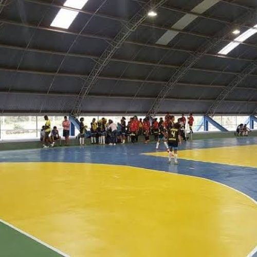 João Monlevade recebe núcleo gratuito de futsal do Projeto Ajudôu com 100 vagas para crianças e adolescentes.