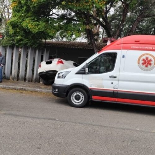 Carro bate contra muro da Amepi em João Monlevade; motorista é levado para avaliação médica.
