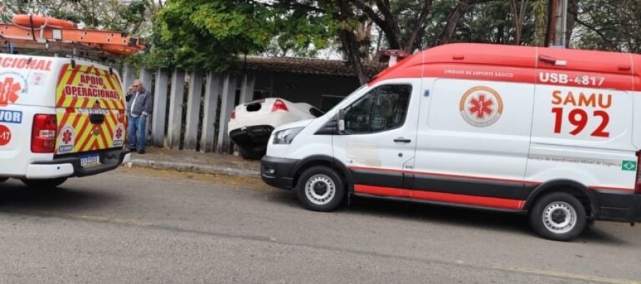 Carro bate contra muro da Amepi em João Monlevade; motorista é levado para avaliação médica.
