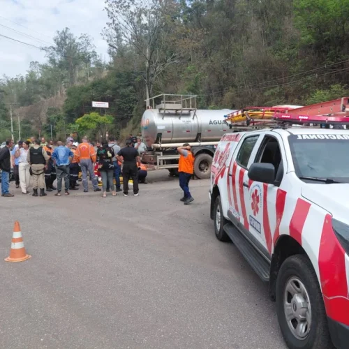Motociclista de 19 anos fica ferido em colisão com caminhão em João Monlevade.